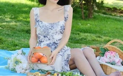 三个男人一起舔我好爽